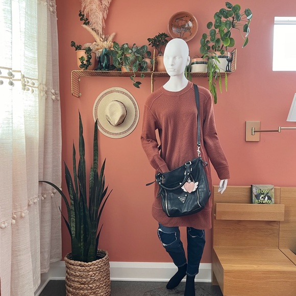 Guess Black Satchel Purse With Bonus Guess Winged Heart Bag Charm / Key Ring ๐ - Picture 1 of 12